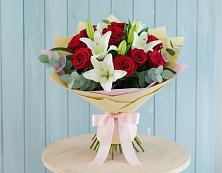 Букет цветов из:  Лилии и Розы в Горняцком