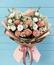 Букет цветов из:  Розы, Альстромерии и Лизиантусы в Горняцком