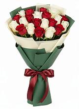 Букет Микс из красных и белых роз в Горняцком