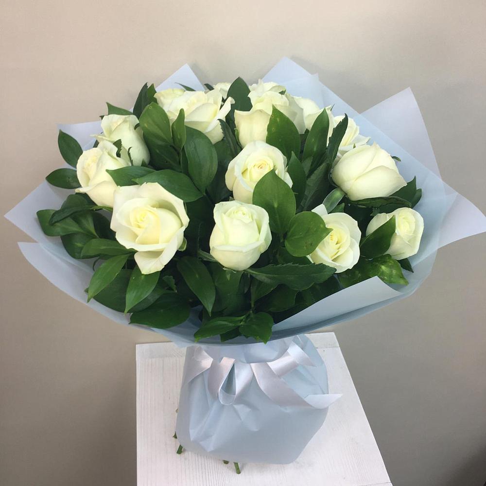 Букет 15 Белых роз Проуд в Горняцком