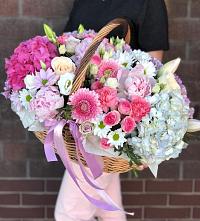 Цветочная композиция из Розы, Хризантемы, Пионы и Лизиантусы в корзине в Горняцком