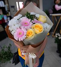 Букет цветов из:  Герберы, Розы и Хризантемы в Горняцком