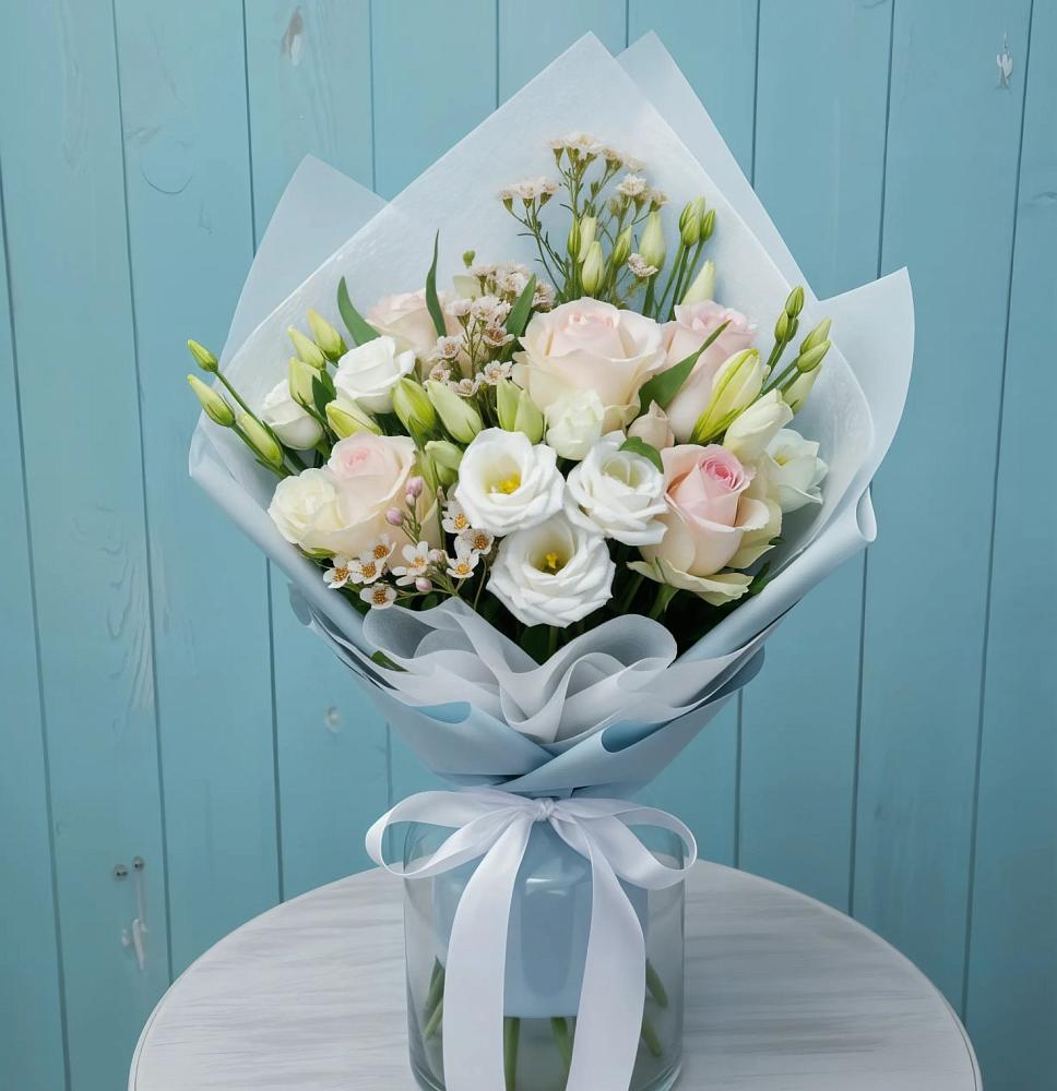 Букет цветов из: Розы и Лизиантусы в Горняцком