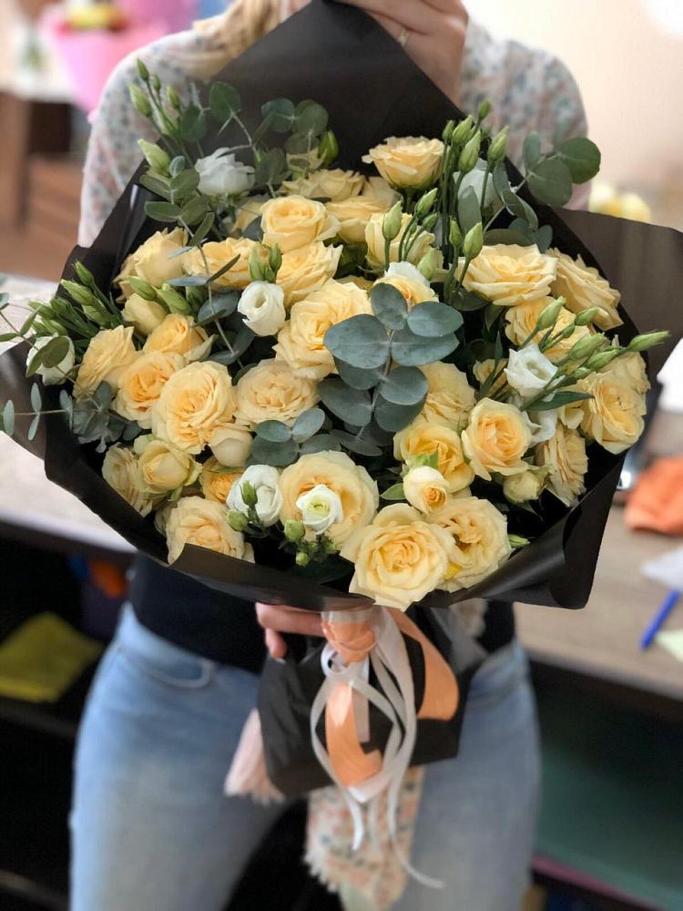 Букет цветов из: Розы и Лизиантусы в Горняцком