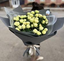 Букет Белые кустовые розы Солинеро в Горняцком