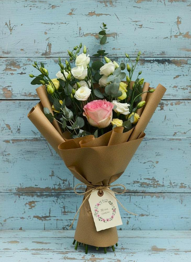 Букет цветов из: Розы и Лизиантусы в Горняцком