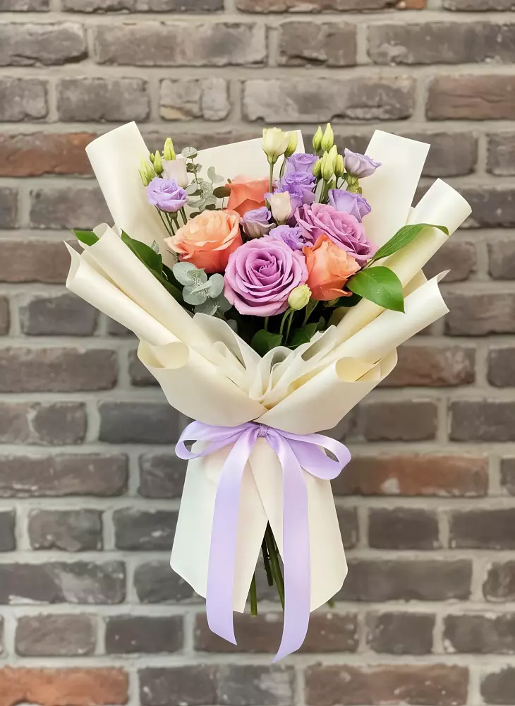 Букет цветов из: Лизиантусы и Розы в Горняцком