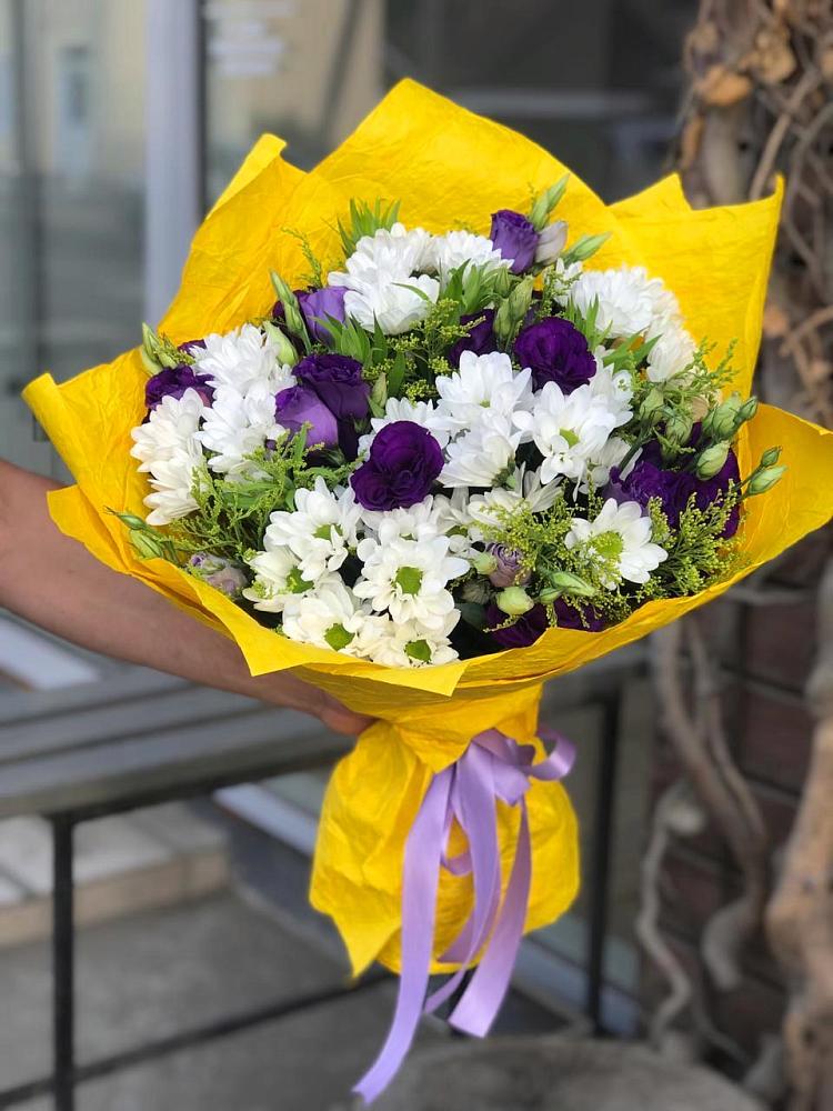 Букет цветов из: Ирисы, Хризантемы и Ромашки в Горняцком