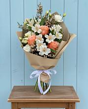 Букет цветов из:  Альстромерии, Лизиантусы, Розы и Хризантемы в Горняцком