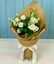 Букет цветов из:  Хризантемы и Лизиантусы в Горняцком