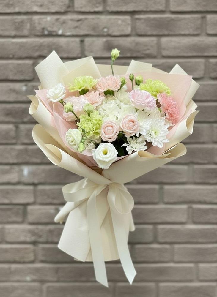 Букет цветов из: Гвоздики, Розы, Лизиантусы и Хризантемы в Горняцком