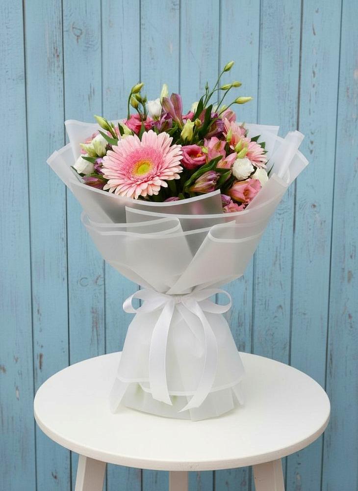 Букет цветов из: Герберы, Альстромерии и Лизиантусы в Горняцком