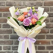 Букет цветов из:  Лизиантусы и Розы в Горняцком