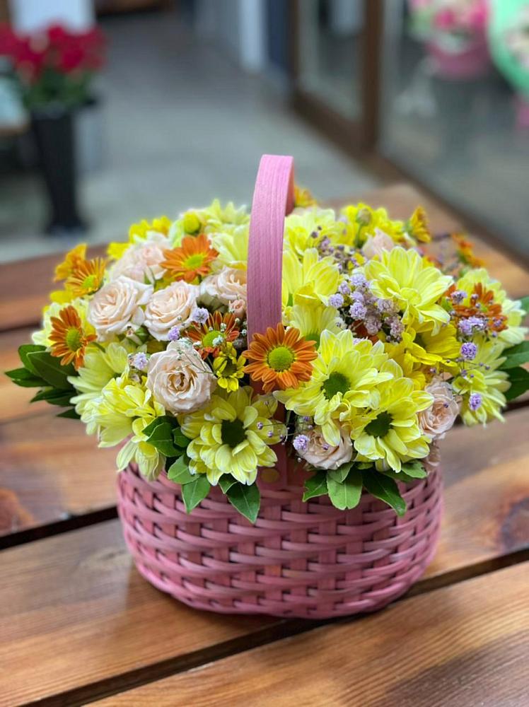 Цветочная композиция из Хризантемы и Розы в корзине в Горняцком