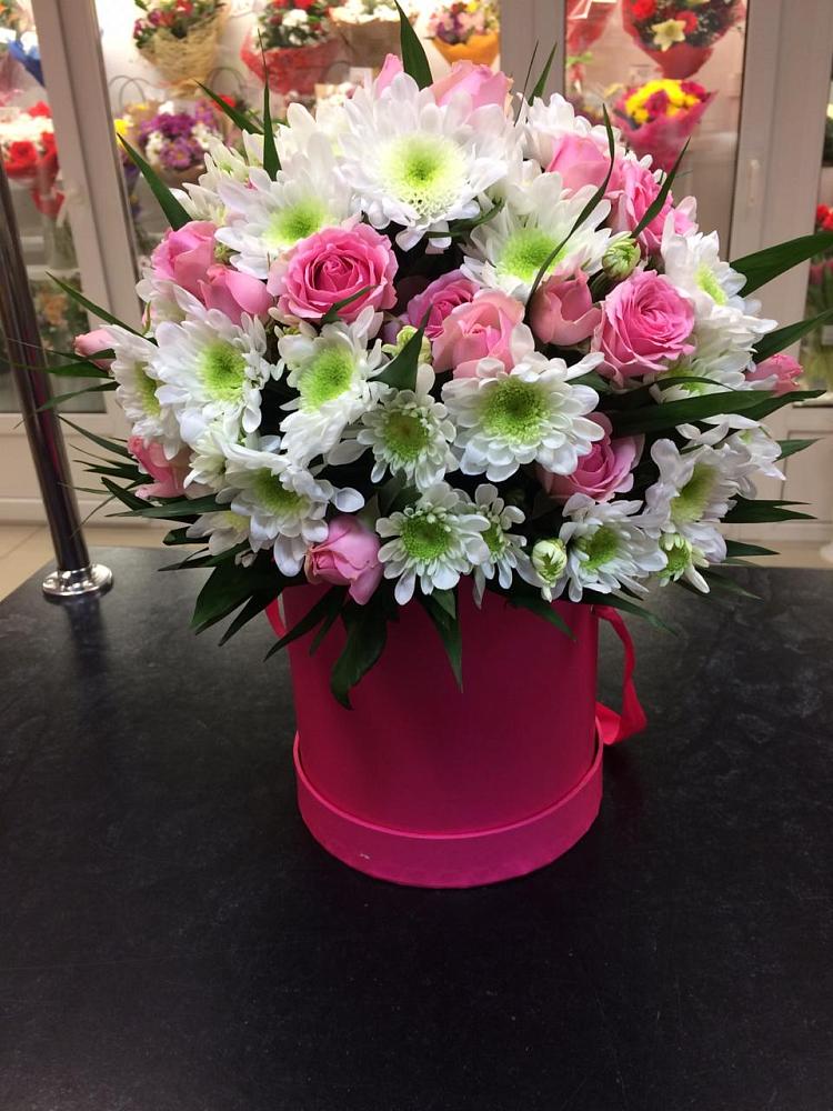 Цветочная композиция из Розы и Хризантемы в шляпной коробке в Горняцком