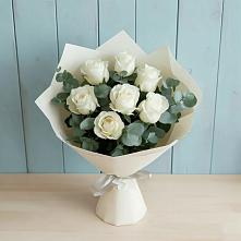 Букет Белые розы в Эвкалипте в Горняцком