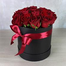 Цветочная композиция из Розы в шляпной коробке в Горняцком