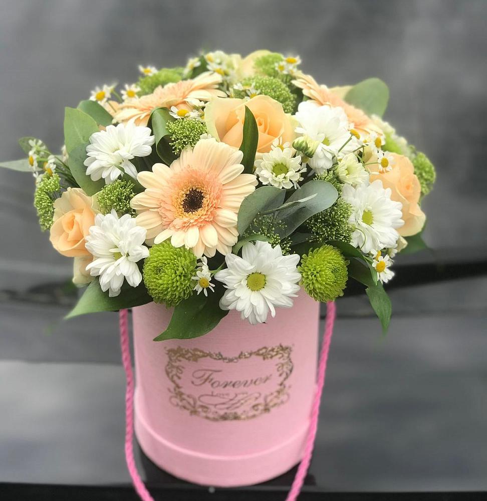 Цветочная композиция из Розы, Герберы и Хризантемы в шляпной коробке в Горняцком