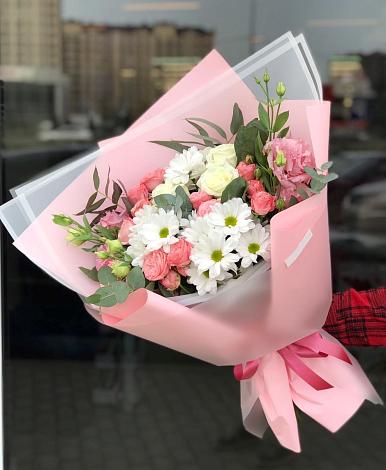 Букет цветов из: Розы, Лизиантусы и Хризантемы в Горняцком