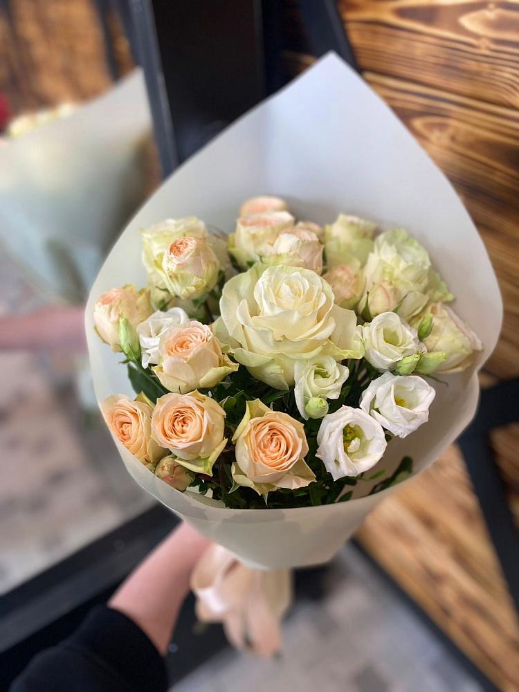 Букет цветов из: Розы и Лизиантусы в Горняцком