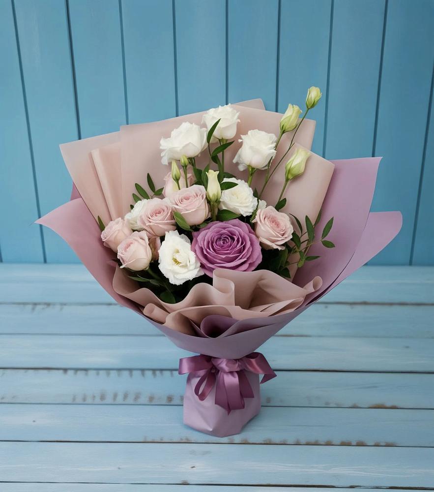 Букет цветов из: Розы и Лизиантусы в Горняцком